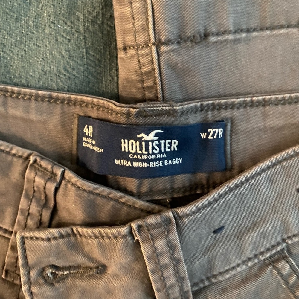 Hollister ultra high rise baggy cargo pants. In beige and dark grey, size 4